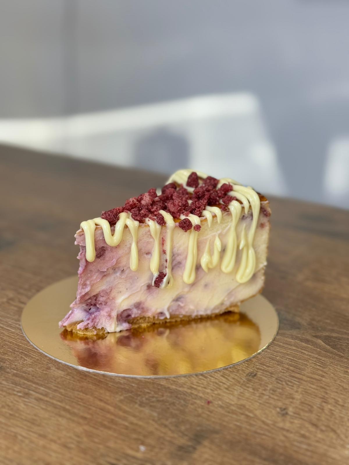 Tarta de fresa y chocolate blanco